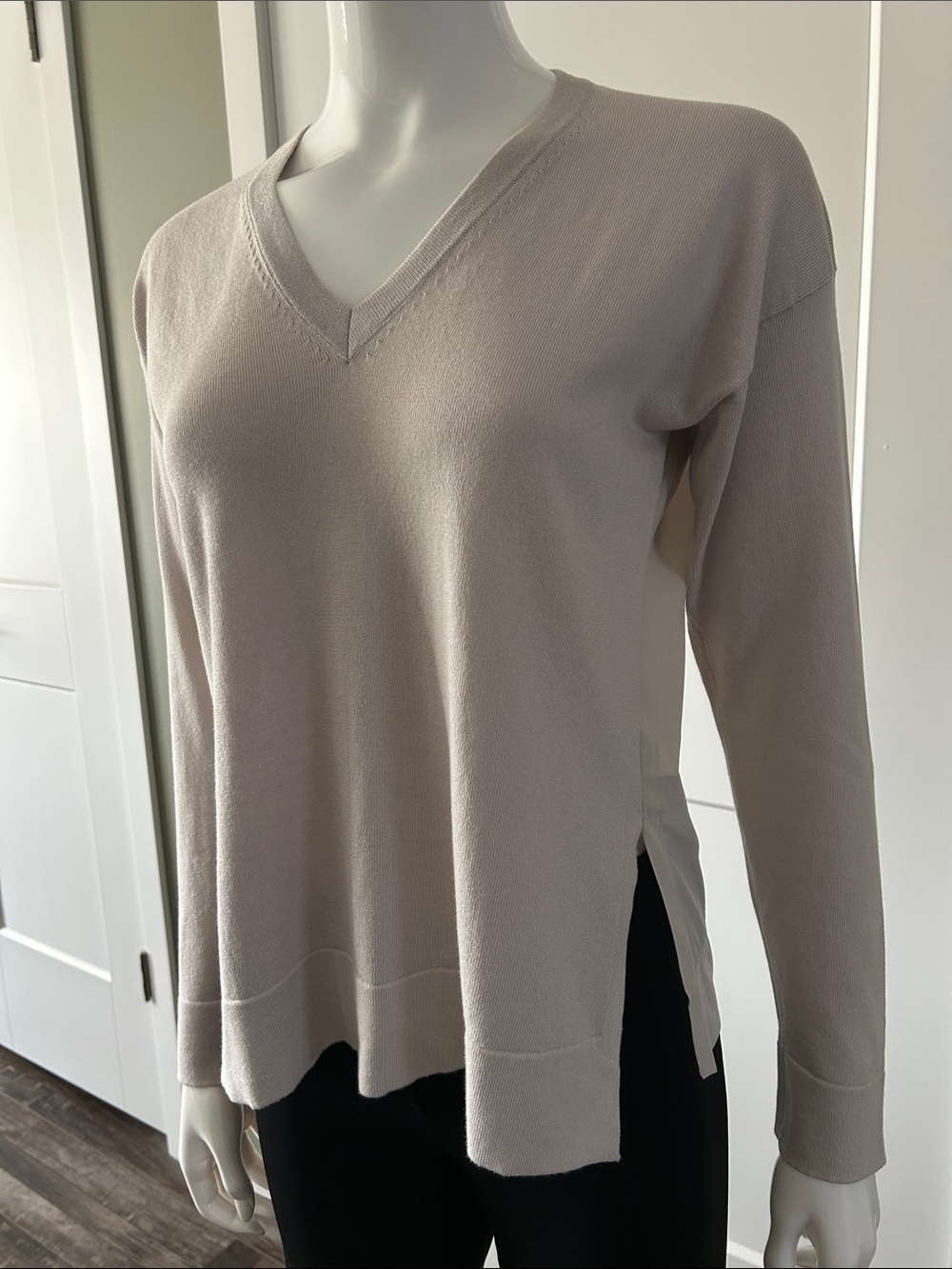 Peserico Silk V-Neck Sweater | Made in Italy | Luxury Mixed Media | Size S - Picture 2 of 12